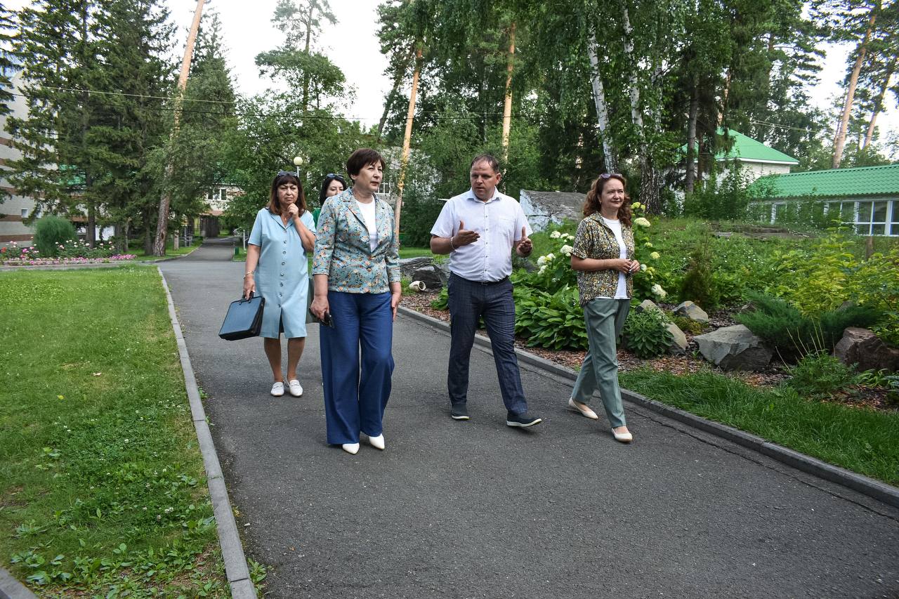 Барнаульские депутаты посетили детский оздоровительный лагерь | 08.07.2024  | Барнаул - БезФормата