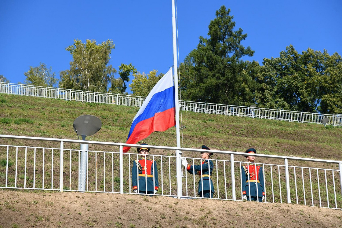 Церемония поднятия флага России