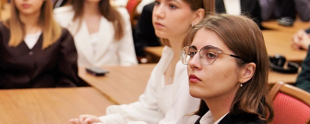 В городской Думе провели лекцию и экскурсию для студентов