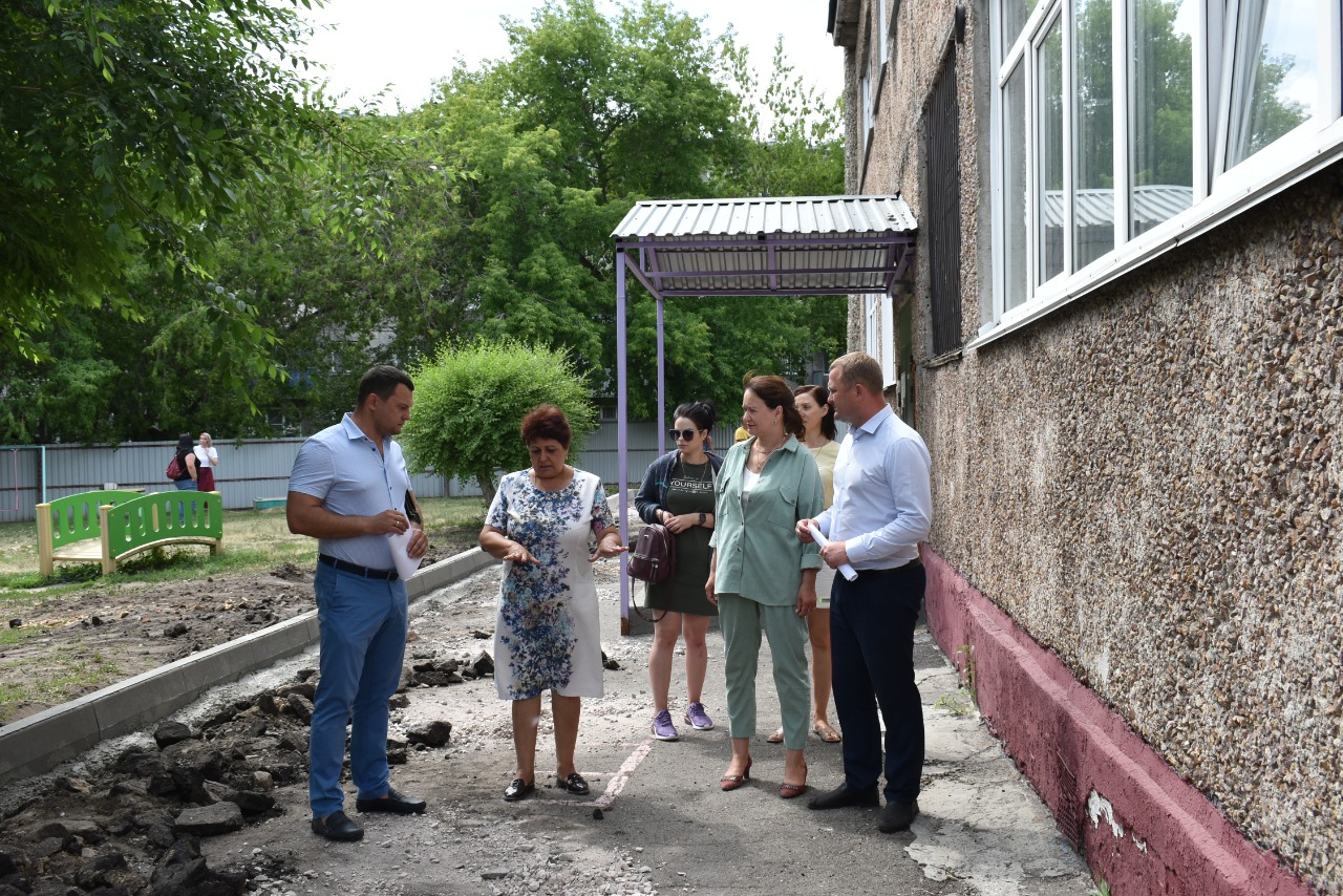 В детском саду №177 Барнаула благоустраивают прилегающую территорию |  14.06.2022 | Барнаул - БезФормата