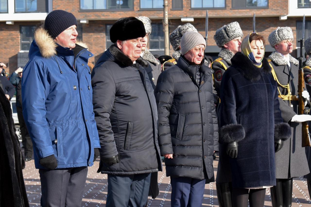 В День вывода советских войск из Афганистана в Барнауле возложили цветы |  15.02.2024 | Барнаул - БезФормата