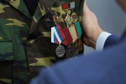 Депутаты вручили медали общественного признания «Отец солдата» жителям Барнаула