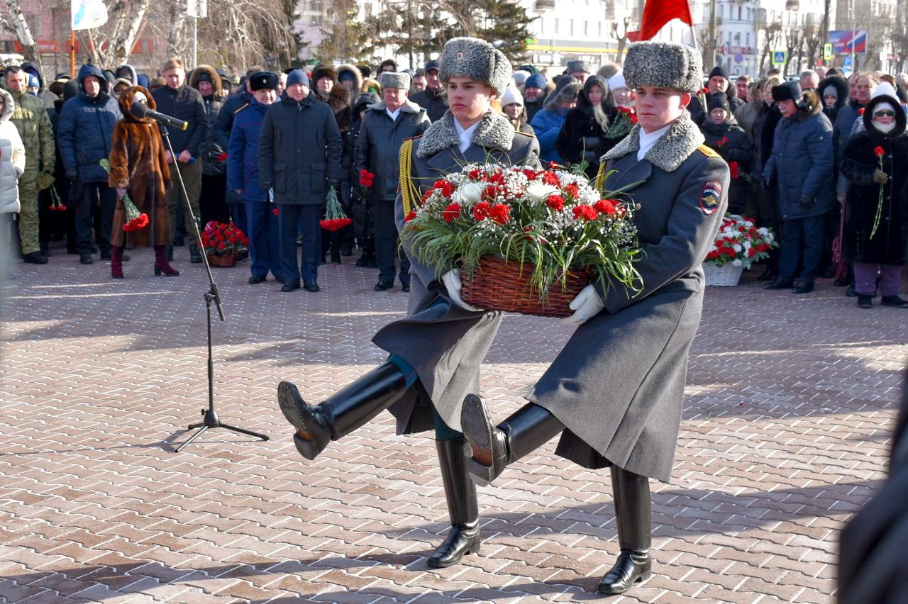 В День вывода советских войск из Афганистана в Барнауле возложили цветы |  15.02.2024 | Барнаул - БезФормата