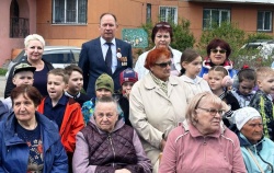 В микрорайоне «Солнечный» для жителей прошел праздничный концерт