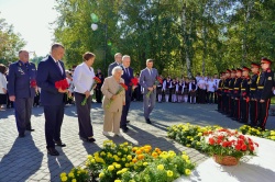 В 85-ю годовщину с начала блокады Ленинграда в Барнауле возложили цветы к памятному знаку