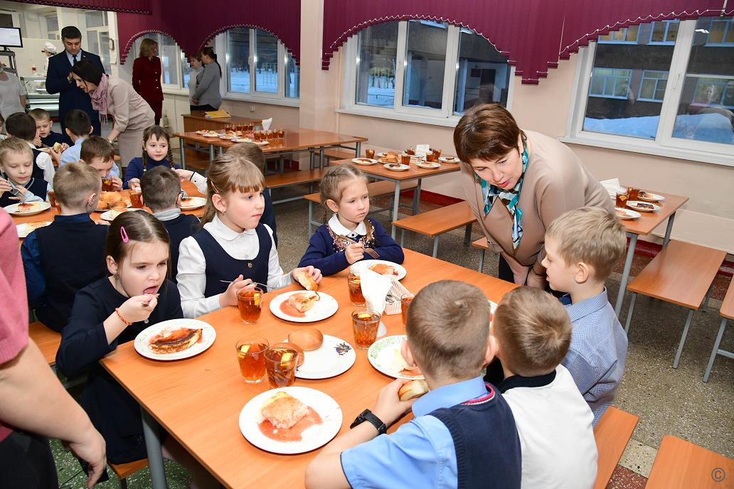 Сергей Струченко поставил "пятерку" организации питания в 114 школе Барнаула