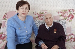 Галина Буевич вручила юбилейную медаль 80-летия Победы ветерану Великой Отечественной войны Марии Денежкиной