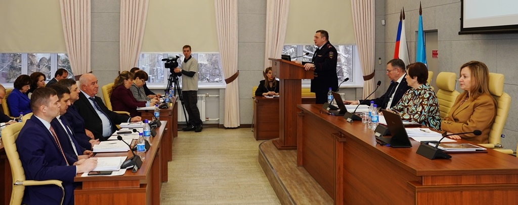 Итоги работы барнаульской полиции рассмотрели на заседании Барнаульской городской Думы