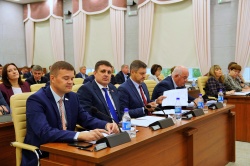 Десять депутатов городской Думы перешли в краевой парламент