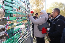 В Ленинском районе почтили память героев-земляков: на «Дереве памяти» появились новые имена