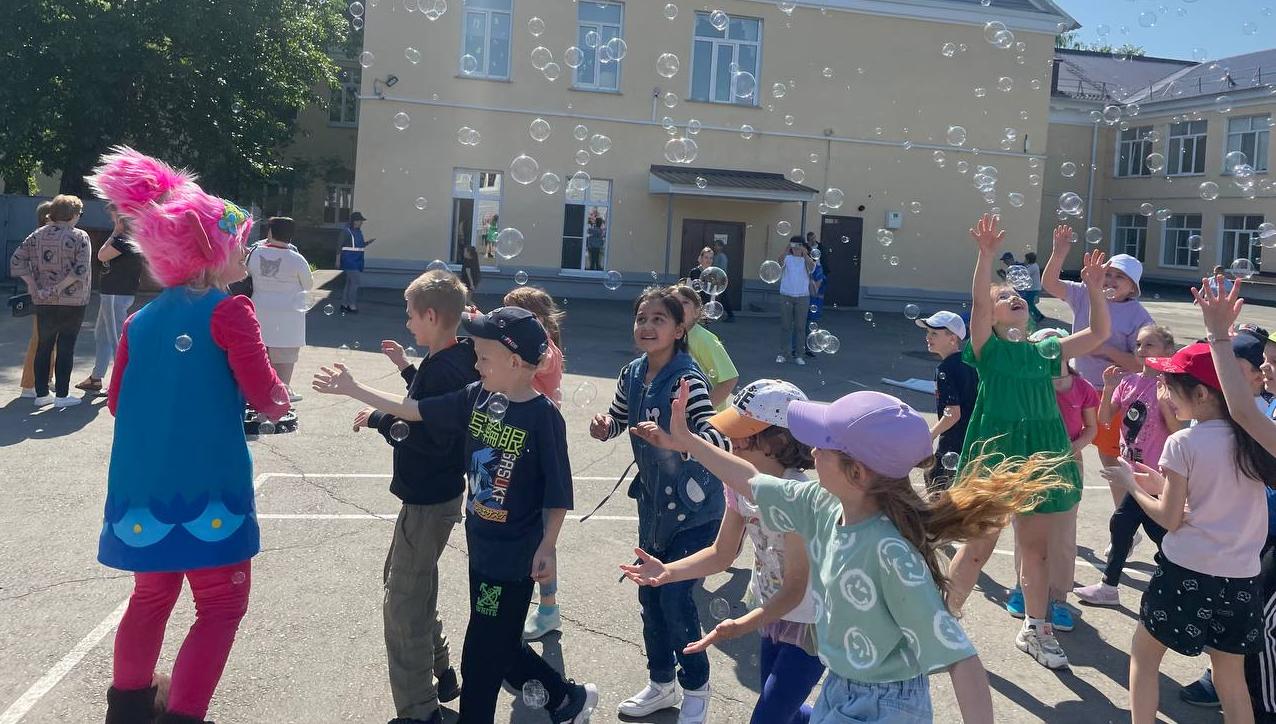 Барнаульские депутаты поздравляют маленьких горожан с Днем защиты детей