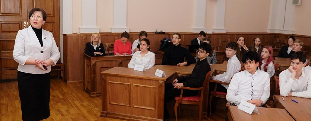 Спикер городской Думы провела парламентский урок для барнаульских старшеклассников