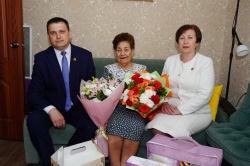 Галина Буевич поздравила жительницу блокадного Ленинграда Светлану Благодацкую с наступающим Днем Победы