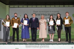 Павел Авкопашвили наградил активную молодежь города Барнаула