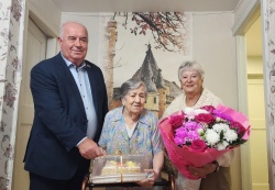 Валерий Касплер поздравил ветерана труда Анну Акимовну Демухину со 100-летним юбилеем