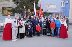 Галина Буевич и Вячеслав Франк вручили памятную медаль «Почетный гражданин города» Владимиру Кушпелеву