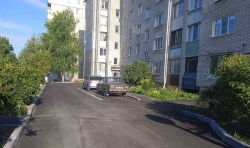 В 24 дворах барнаульских домов завершили асфальтирование в рамках благоустройства по нацпроекту