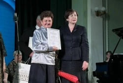 Спикер барнаульской Думы поздравила хор Тарнецкого с 35-летием