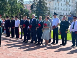 В Барнауле возложили цветы к Мемориалу Славы