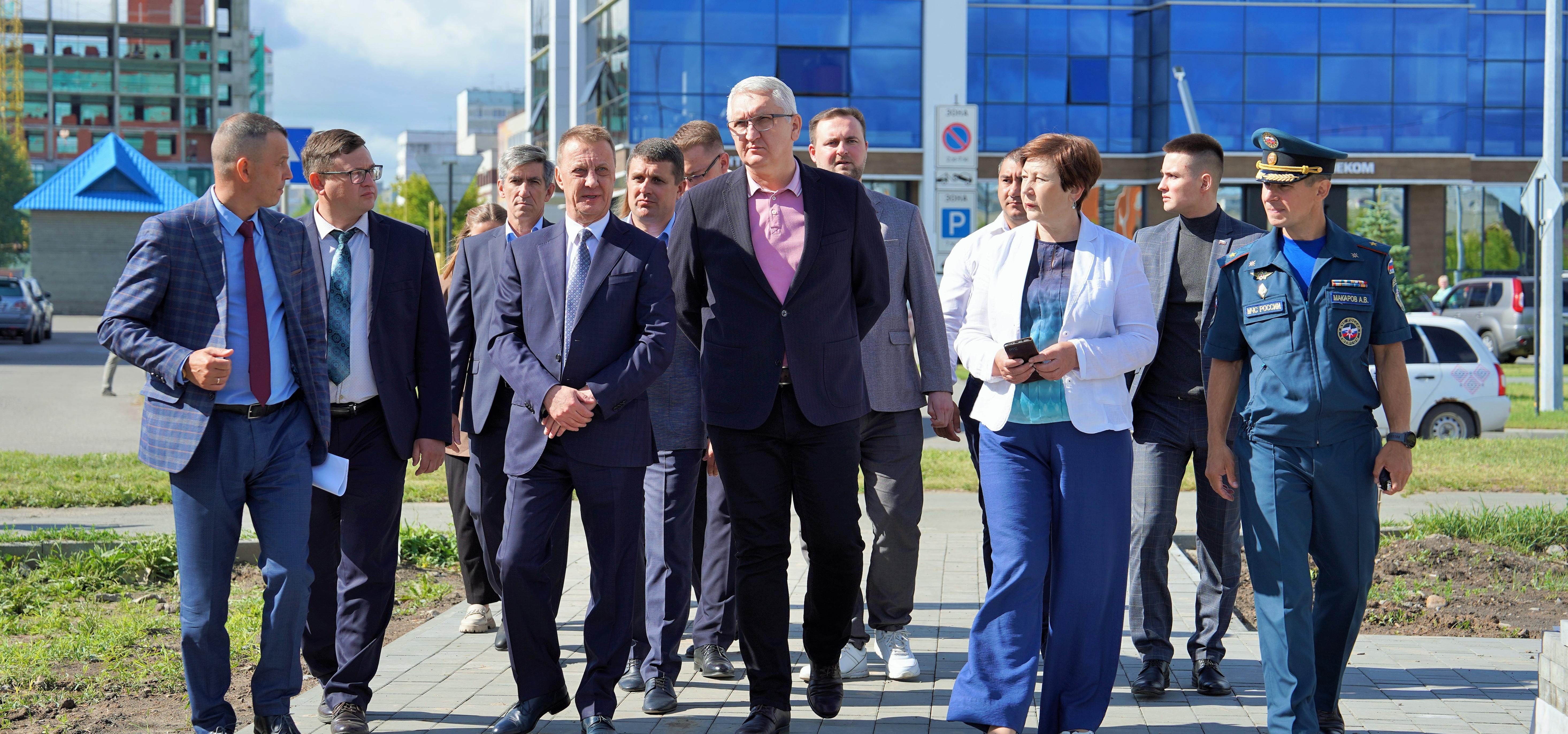 Депутаты городской Думы проверили ход работ по благоустройству пространства за ТЦ «Европа»