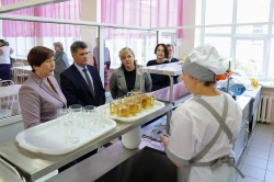 Галина Буевич проверила качество питания в школе №68