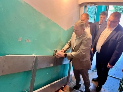 Пандус для участника СВО установили в одном из многоквартирных домов Барнаула 