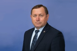 Депутаты поздравляют Юрия Ряполова с юбилеем