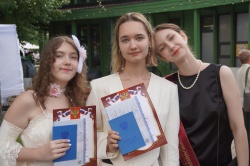 Депутаты Барнаульской городской Думы поздравили одиннадцатиклассников с окончанием школы