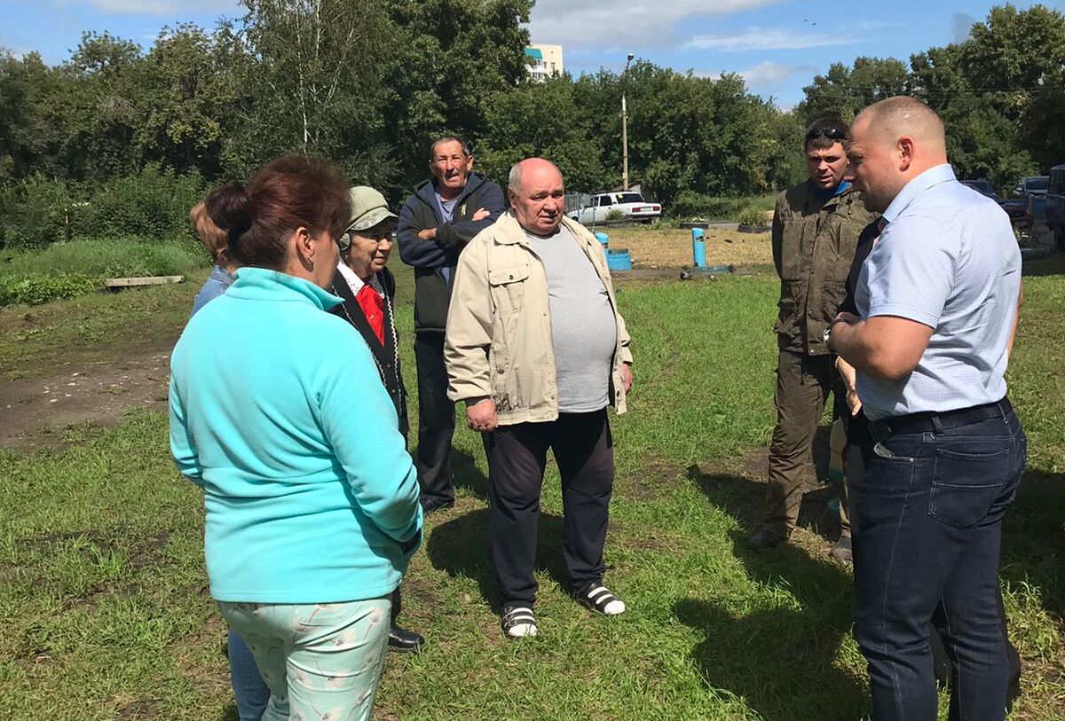 Продолжается работа по благоустройству придворовых территорий города  Барнаула