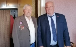 Депутат БГД поздравил с 90-летием ветерана вагоноремонтного завода