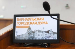 «Инвестиция в завтра». Барнаульские депутаты рассказали школьникам, как стать политиками