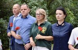 Депутаты приняли участие в возложении цветов к памятным местам в преддверии Дня памяти и скорби