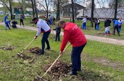 Вячеслав Перерядов провел акцию по благоустройству сквера на улице Аванесова