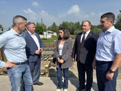 Депутаты вместе с жителями контролируют благоустройство сквера в поселке Кирова