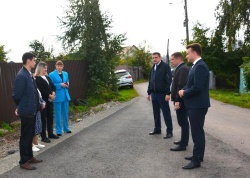 В Барнауле в рамках муниципальной программы ведутся работы по асфальтированию участков дорог 