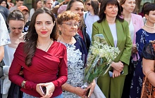 Председатель Барнаульской городской Думы Галина Буевич поздравила выпускников школы №127 с последним звонком