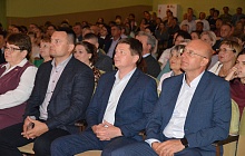 В Октябрьском районе Барнаула торжественно открыли обновленную Доску Почета