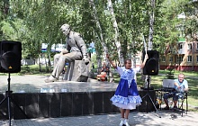 В Барнауле у памятника Василию Шукшину прошли традиционные XIII Малые Шукшинские чтения
