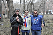 Барнаульские депутаты подключились к субботнику в «Изумрудном»