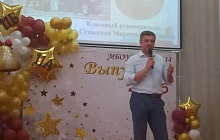 Депутаты Барнаульской городской Думы поздравили одиннадцатиклассников с окончанием школы