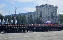 Торжественное шествие войск Барнаульского гарнизона проходит в Барнауле