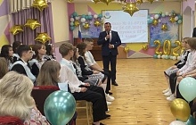 Депутаты городской Думы поздравили барнаульских выпускников с окончанием школы