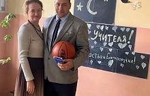 Елена Азарова поздравила педагогов Центрального района с Днем учителя