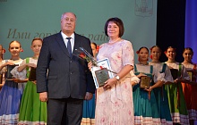 В Октябрьском районе Барнаула торжественно открыли обновленную Доску Почета