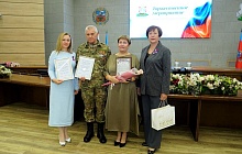 В преддверии Дня города в Барнауле вручили награды семьям участников СВО и волонтерам
