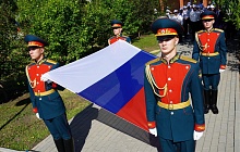 В День России в Барнауле торжественно подняли государственный флаг