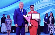 Лучшие педагоги Барнаула получили заслуженные награды в канун Дня учителя