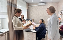 Елена Азарова поздравила педагогов Центрального района с Днем учителя