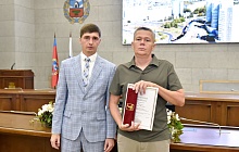 В администрации Барнаула наградили представителей строительной отрасли