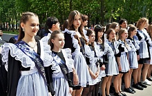 Председатель Барнаульской городской Думы Галина Буевич поздравила выпускников школы №127 с последним звонком